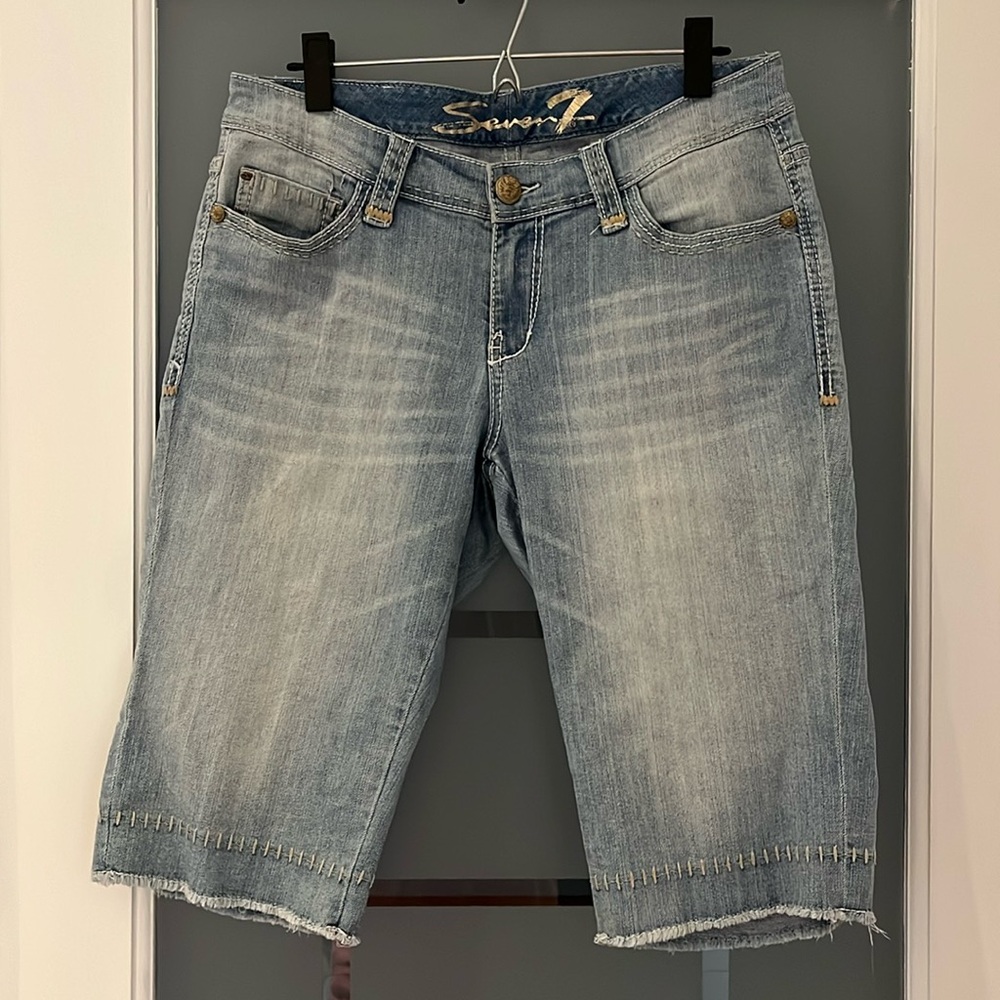 Seven7 Light Wash Capri Jeans